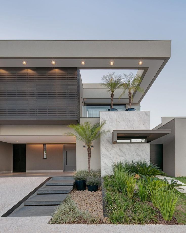 Sobrado contemporâneo com marquise destacada e iluminação cênica